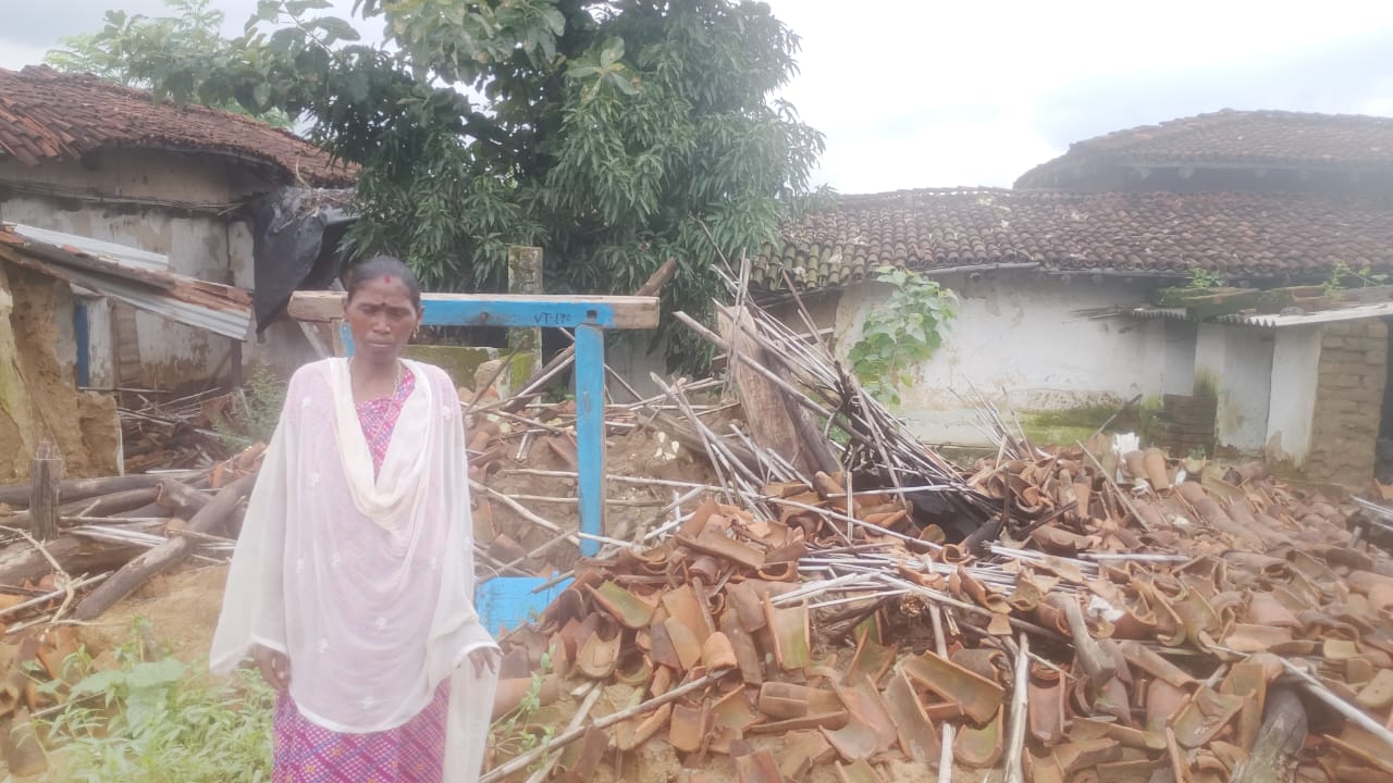 लगातार बारिश ने ढहा मिट्टी का घर, परिवार पर टूटा संकट