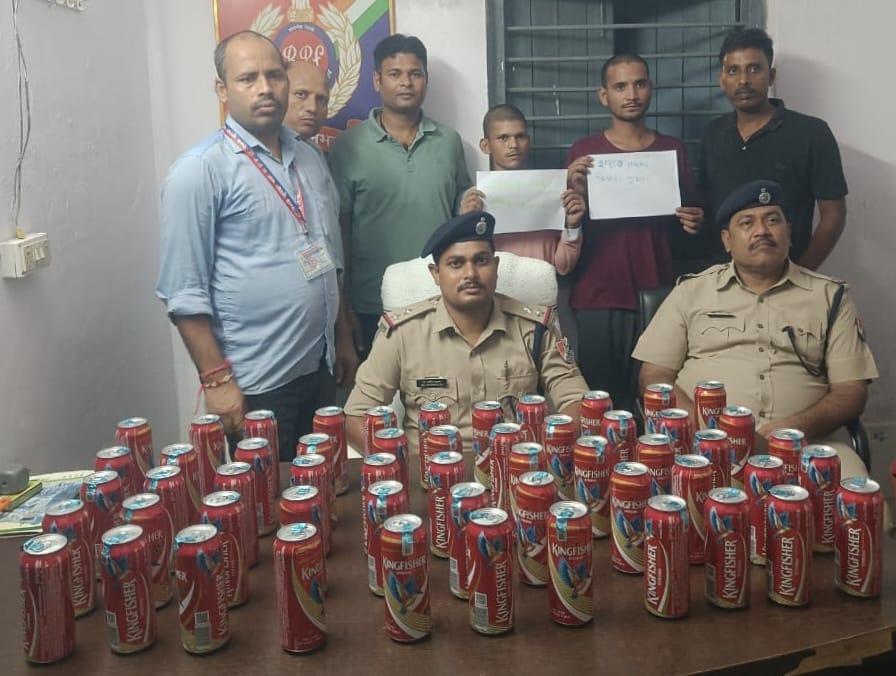 गोमो स्टेशन पर RPF की बड़ी कार्रवाई, 55 बोतल बीयर के साथ दो युवक गिरफ्तार