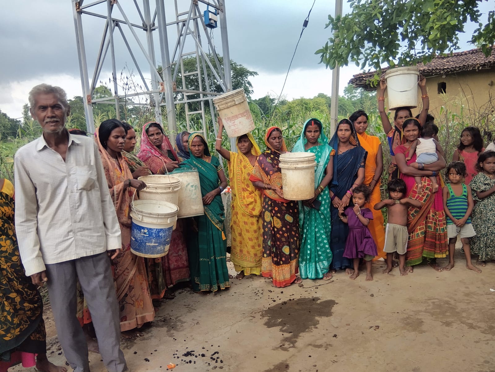 बूंद-बूंद पानी को तरस रहे भुइयां टोला के ग्रामीणों, जलमीनार, चापाकल खराब