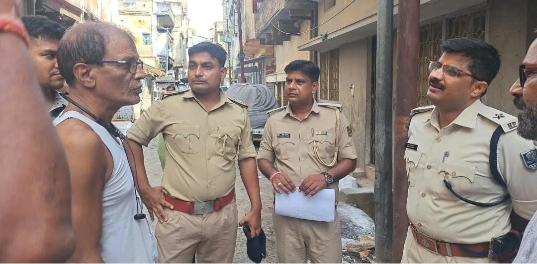 मुंगेर में बेखौफ अपराधियों ने दुकान पर दिनदहाड़े की गोलीबारी, दहशत का माहौल