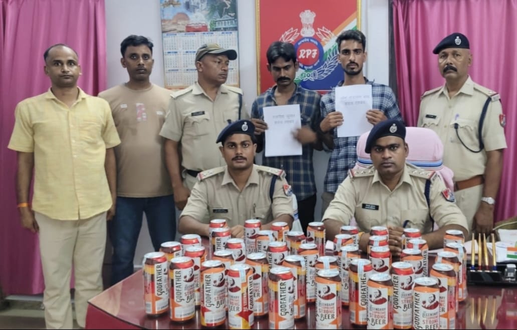 पारसनाथ स्टेशन पर गोमो RPF की कार्रवाई, 40 बोतल बीयर के साथ दो गिरफ्तार