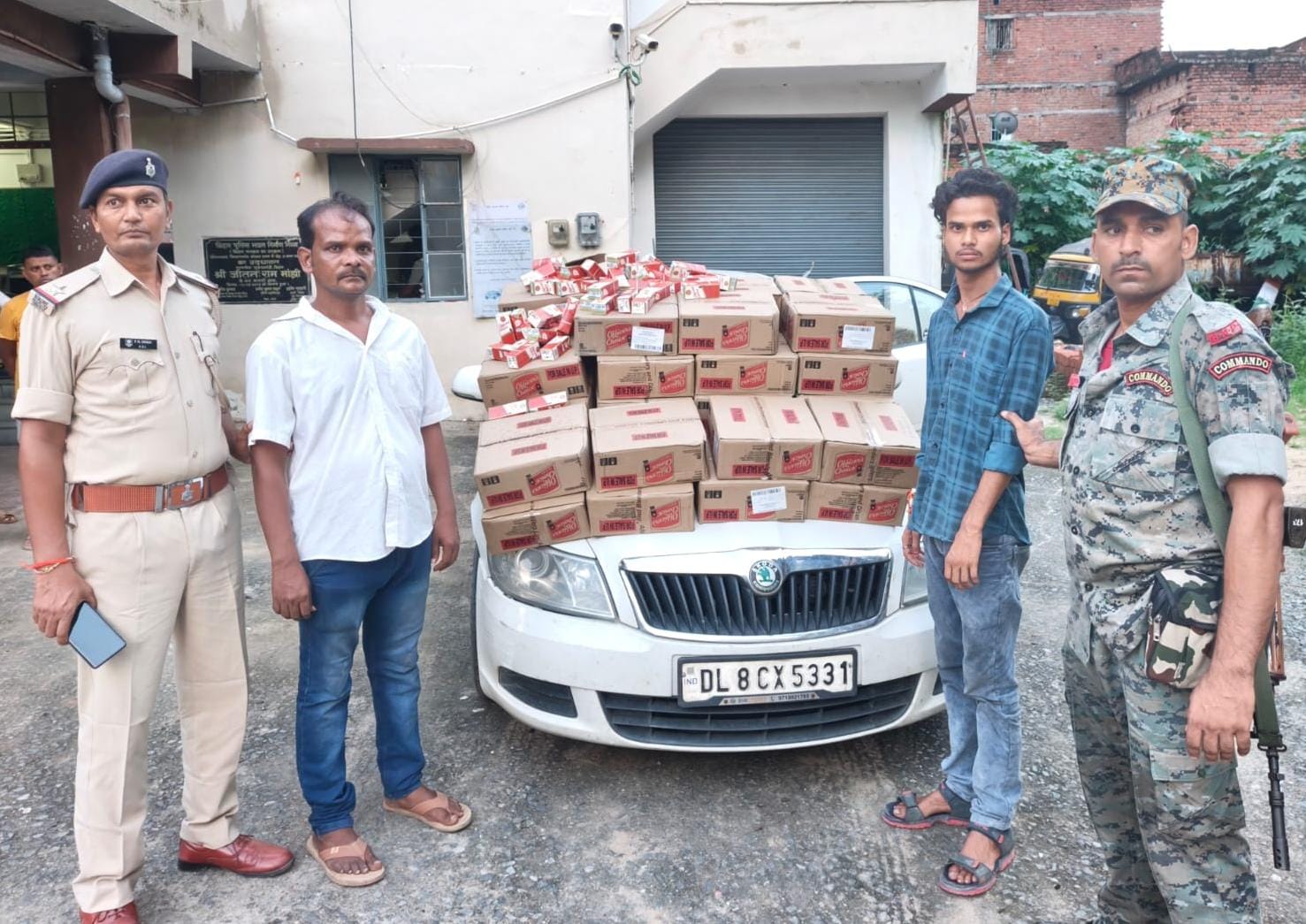 स्कोडा कार से 345 लीटर विदेशी शराब जब्त, दो तस्कर गिरफ्तार
