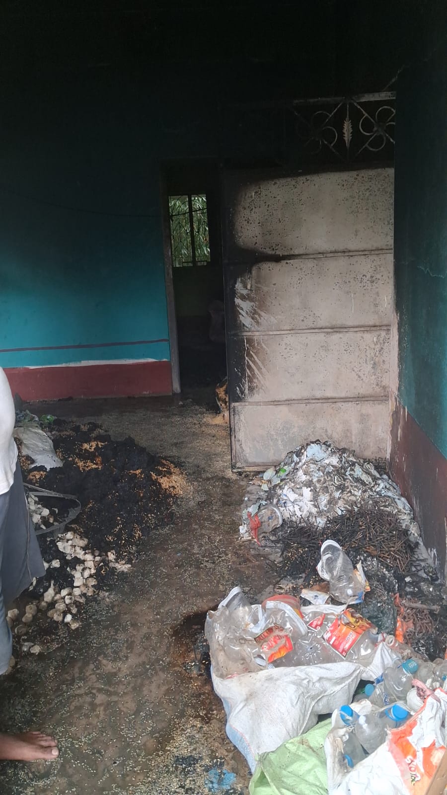 किराना दुकान में भीषण आग, राशन से लेकर घरेलू सामान तक जलकर राख