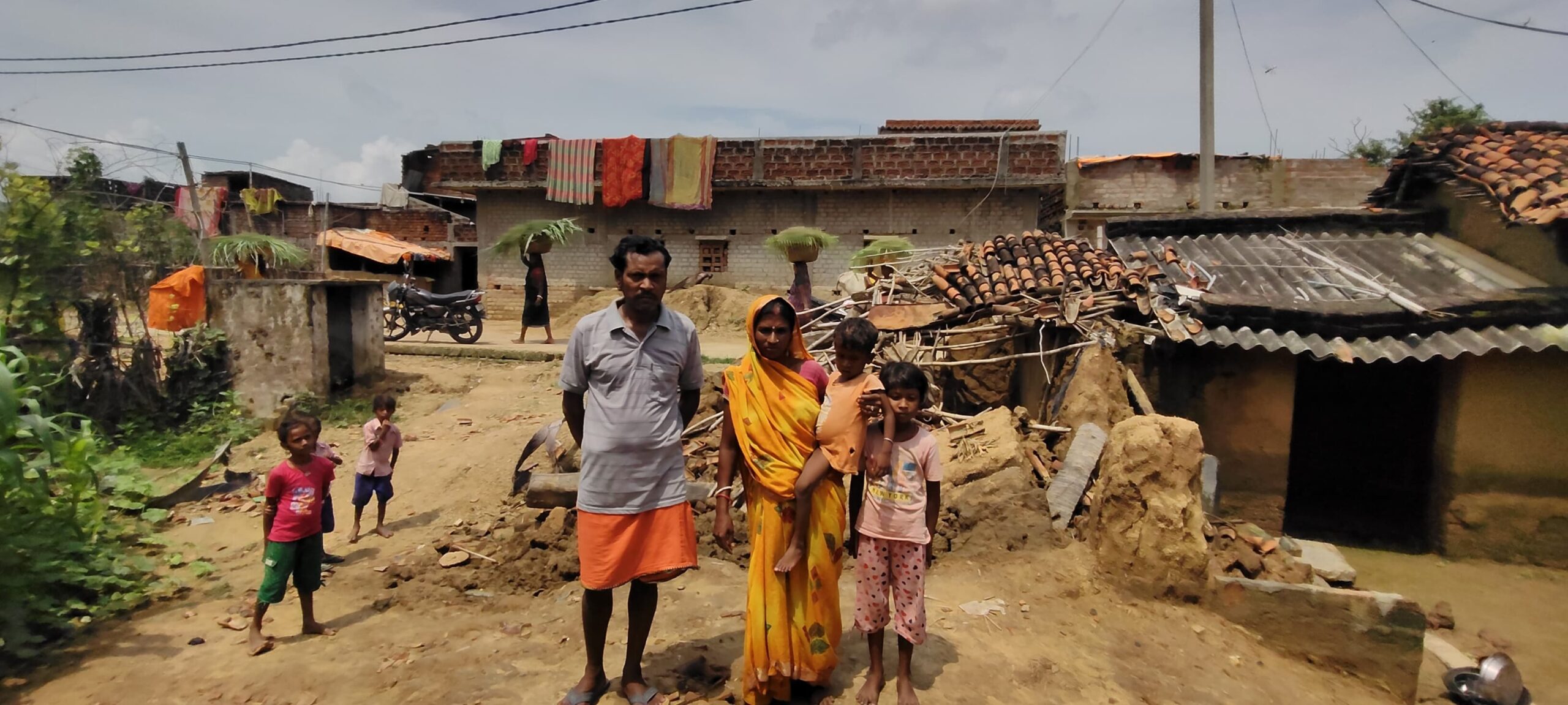 बारिश में गरीब का आशियाना ध्वस्त, परिवार बाल-बाल बचा