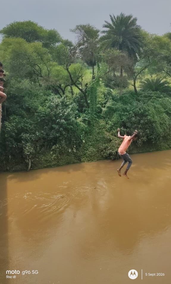 गुमानी की तेज धार में जिंदगी से खिलवाड़, पुल की रेलिंग से कूद रहे बच्चे