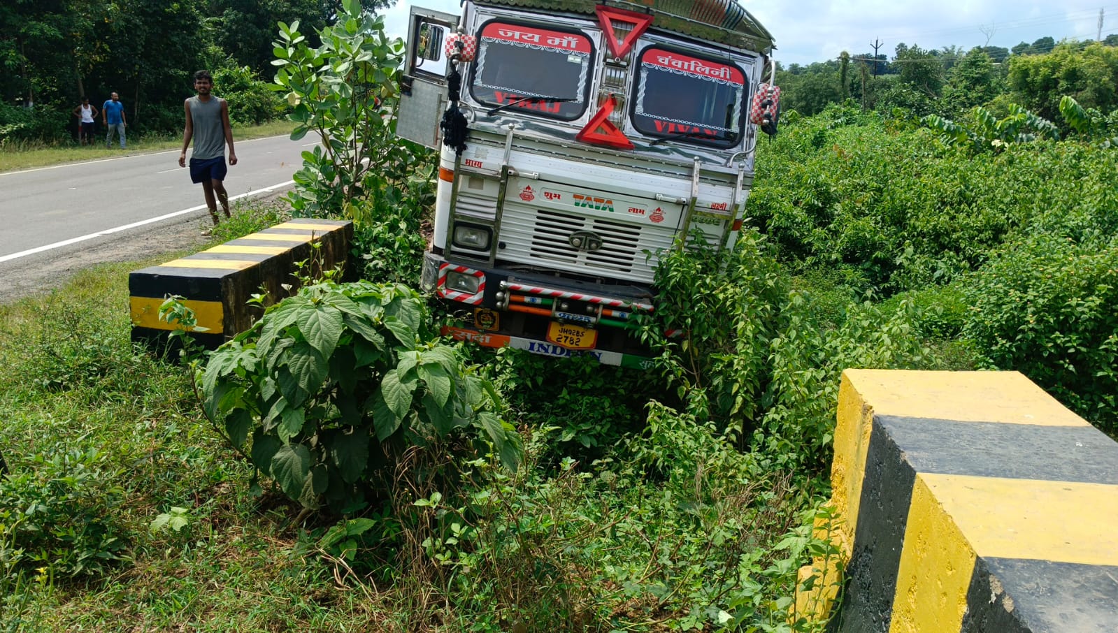 शिकारीपाड़ा में बेकाबू ट्रक झाड़ियों में घुसा, टला बड़ा हादसा; दुमका-रामपुरहाट मार्ग पर तेज रफ्तार बनी आफत