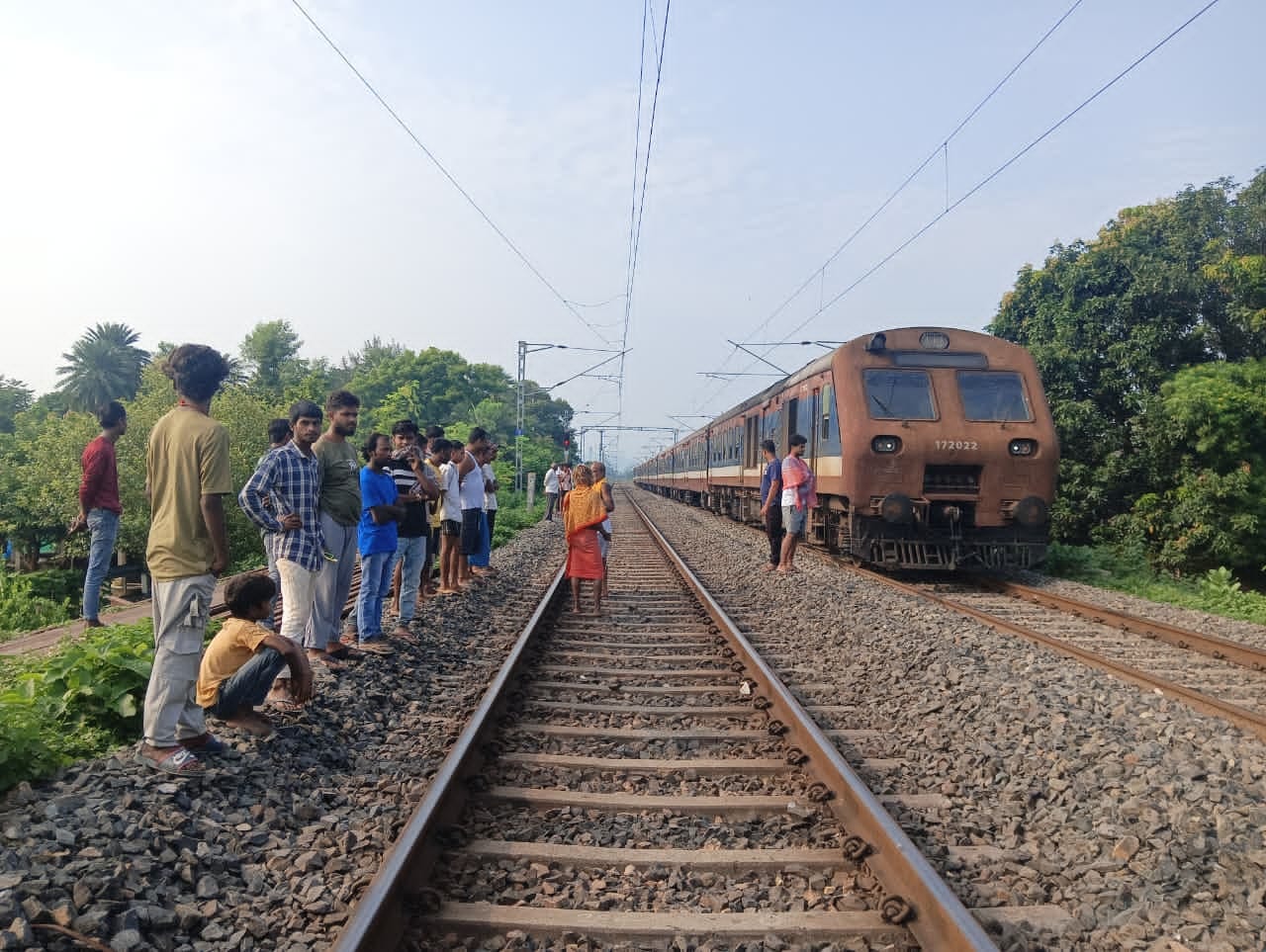 बिक्रमशिला एक्सप्रेस की चपेट में आने से धरहरा में एक व्यक्ति की मौत, घंटो रुकी किऊल-जमालपुर डेमू ट्रेन