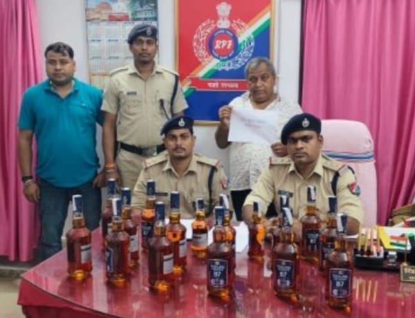 गोमो RPF की बड़ी कार्रवाई, 16 बोतल अंग्रेजी शराब के साथ एक गिरफ्तार