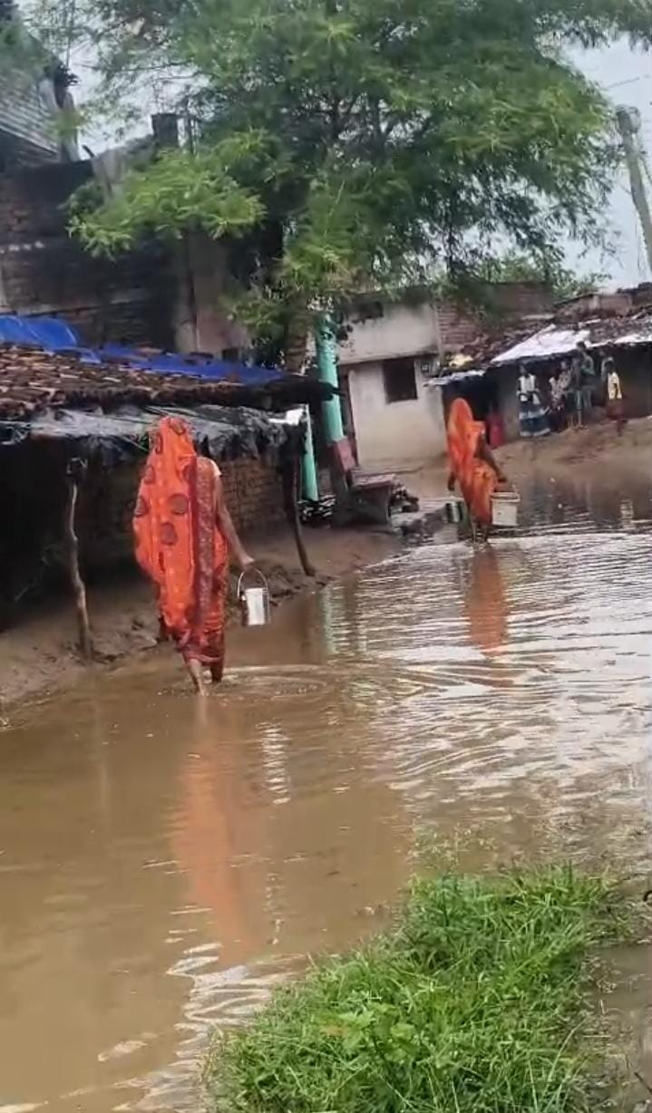 10 दिनों से जलजमाव की चपेट में आमवाडीह गांव, घरों में घुस रहा गंदा पानी; ग्रामीणों में आक्रोश