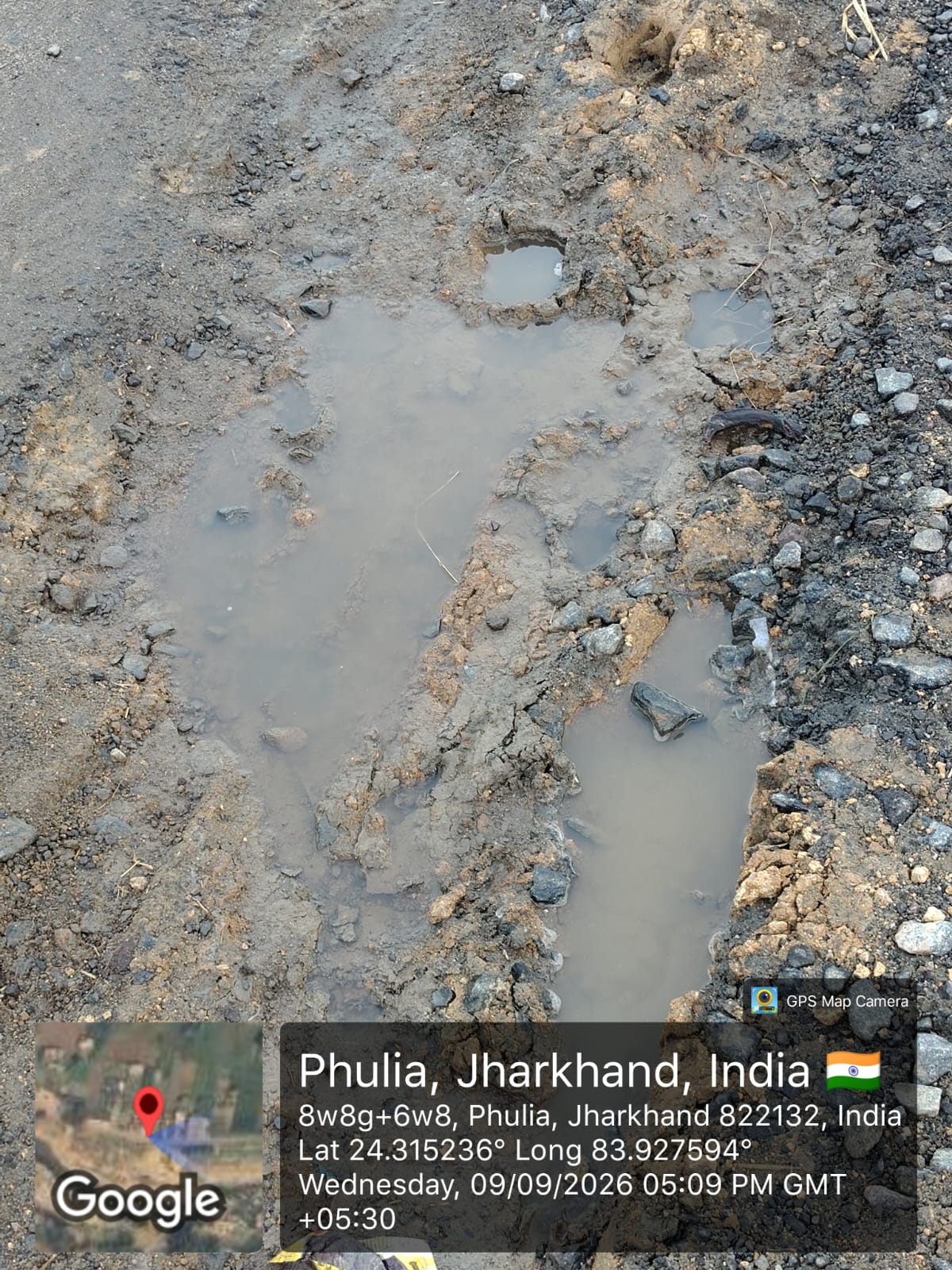 पहली बारिश में ही ध्वस्त हुआ पुल का अप्रोच, निर्माण गुणवत्ता पर उठे सवाल