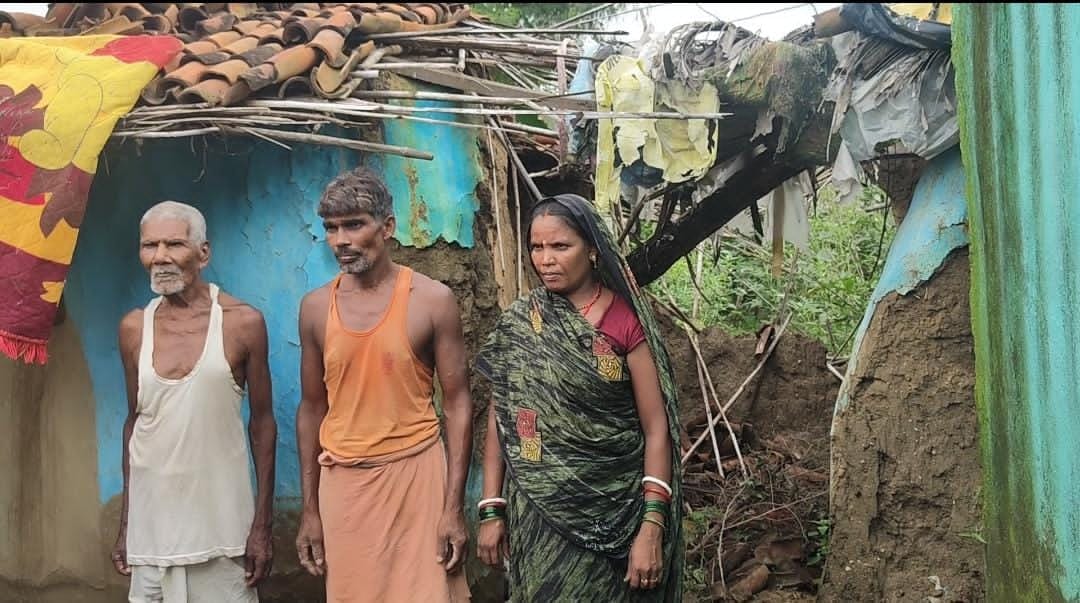 बारिश में ढहा मिट्टी का मकान, चतरा के लहसर गांव में बाल-बाल बचा परिवार; सरकारी आवास की मांग