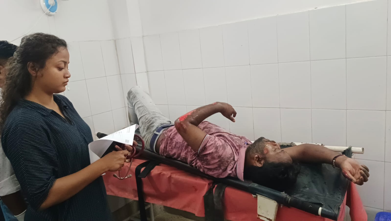 शिकारीपाड़ा के पास ट्रक ने बाइक सवार को मारी टक्कर, बाइक सवार घायल