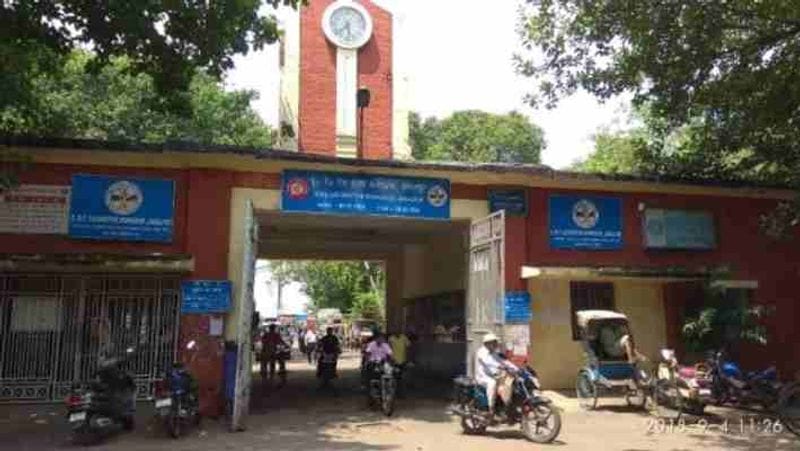 जमालपुर कारखाना में ठेकेदार के कर्मचारी ने रेलकर्मी को डंडा से पीटा, तेजी से वायरल हो रहा वीडियो