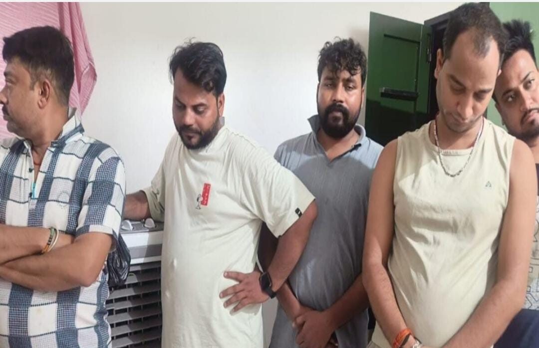 मुंगेर में शराब पार्टी! शराब के नशे में हर्ष फायरिंग, चार बैंक कर्मी सहित पांच गिरफ्तार