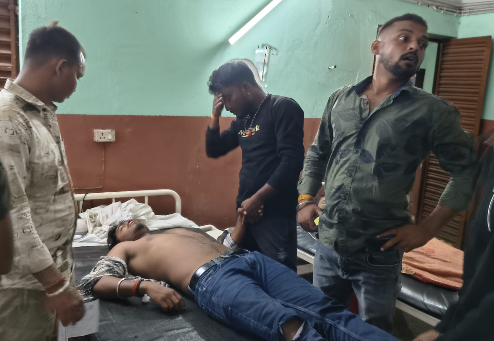 दो अलग-अलग सड़क दुर्घटनाओं में दो लोग घायल, प्राथमिक उपचार के बाद रेफर