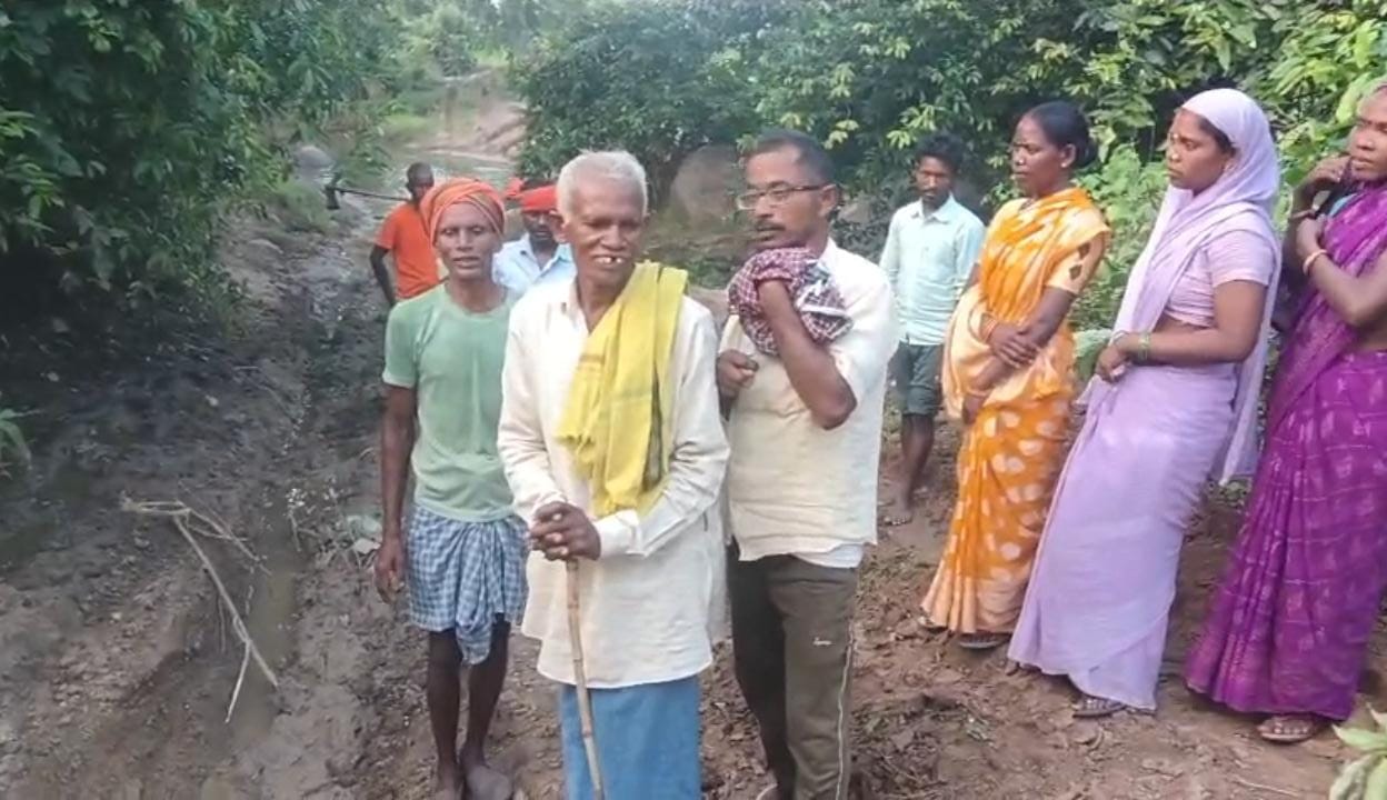 बाराखाड़ गांव की सड़क बदहाल, कीचड़-पानी में तब्दील, पैदल चलना भी मुश्किल
