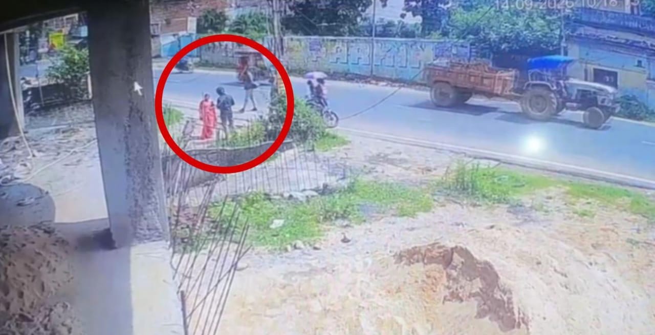 खुद को पुलिसकर्मी बताकर महिला से करीब साढ़े तीन लाख रुपये मूल्य के सोने के जेवरात ठग लिए
