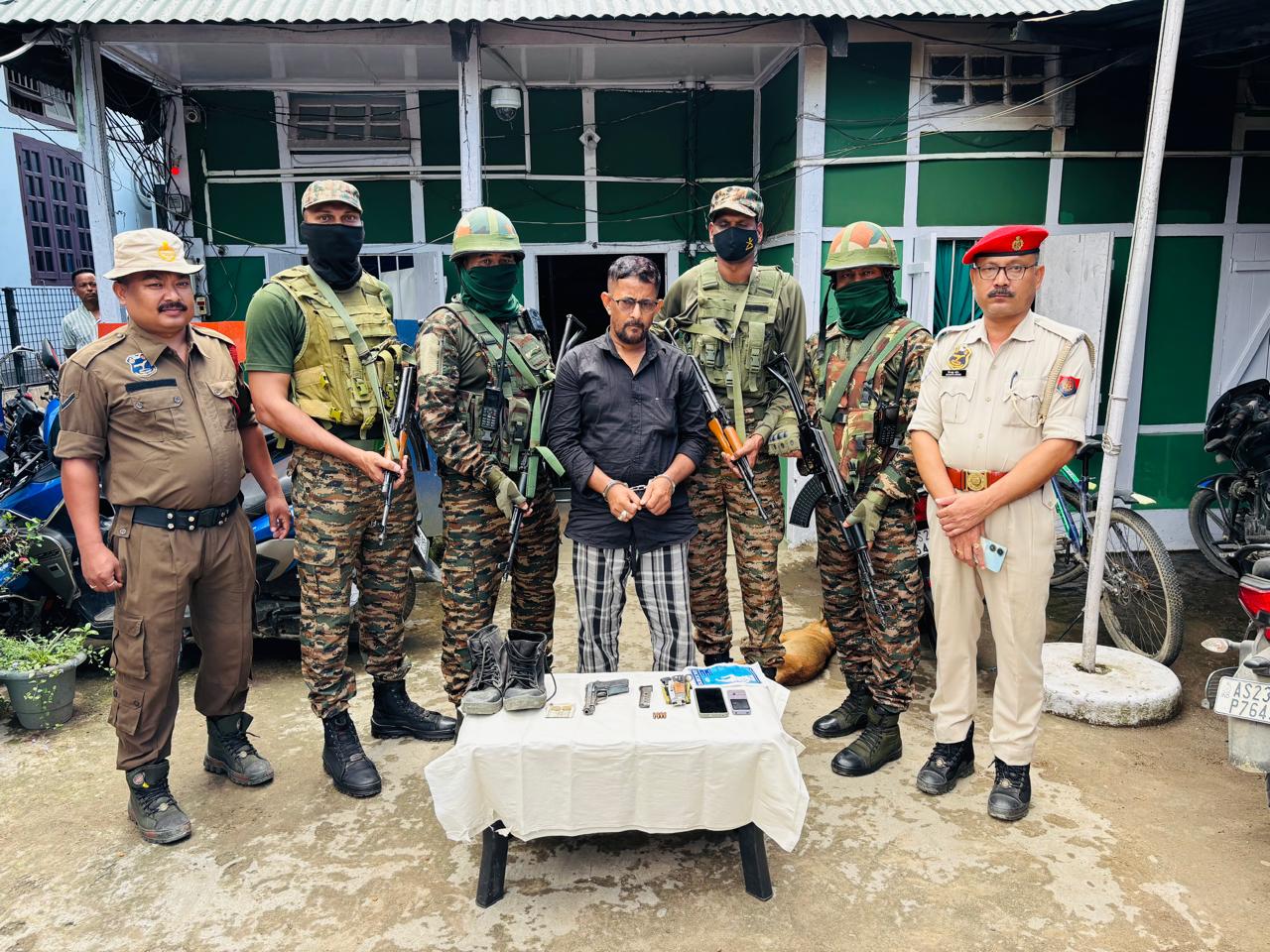 असम राइफल्स ने ULFA(I) के OGW एवं हथियार तस्कर को किया गिरफ्तार, हथियार एवं गोला-बारूद बरामद