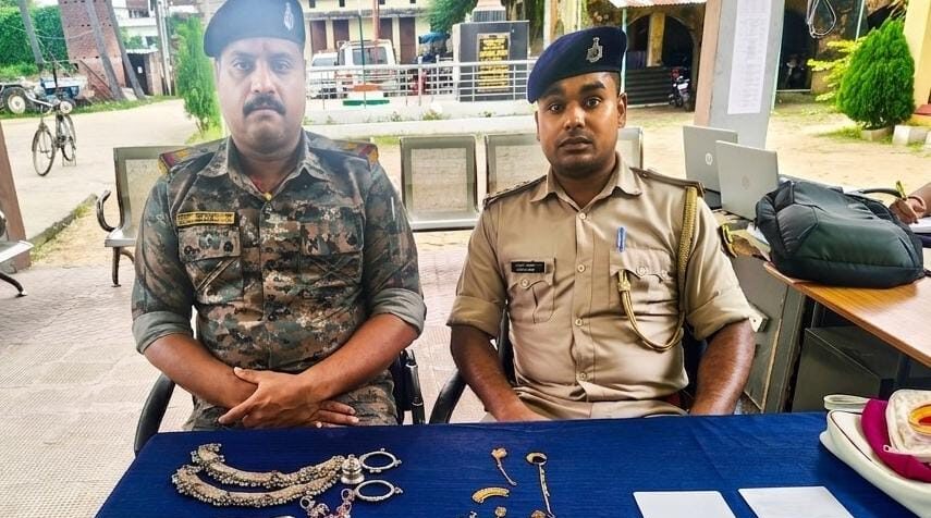 पुलिस दबिश से घबराए चोर, 20 लाख के चोरी के जेवर घर के बाहर फेंककर फरार