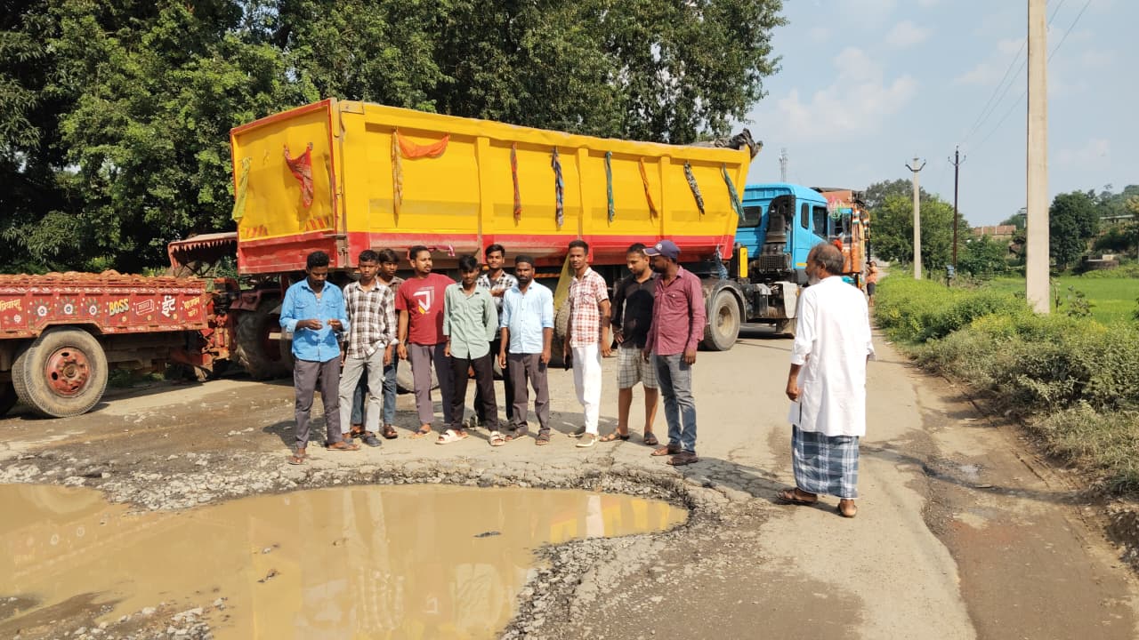 भारी वाहनों के परिचालन से जपला-छतरपुर मुख्य पथ जर्जर, ग्रामीणों ने किया सड़क जाम