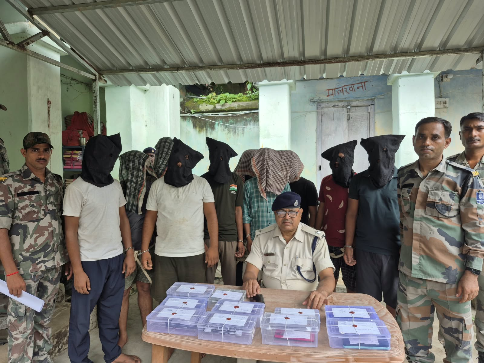 देवघर पुलिस को बड़ी सफलता, 10 साइबर अपराधी गिरफ्तार