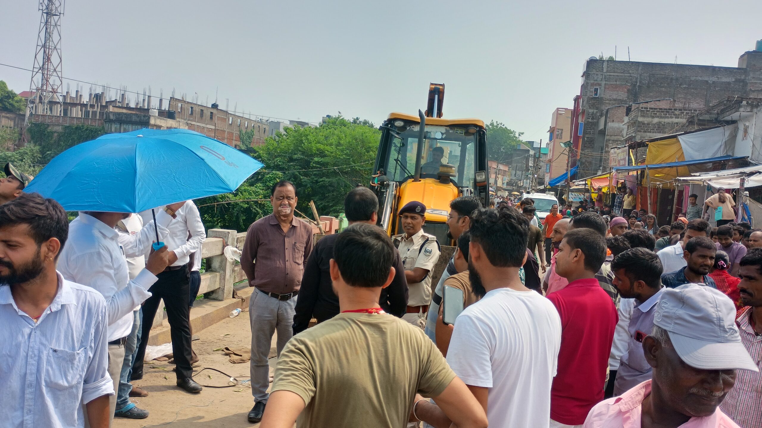 अतिक्रमण पर चला बुलडोजर, भारी पुलिस बलों की मौजूदगी में अतिक्रमण पर कार्रवाई