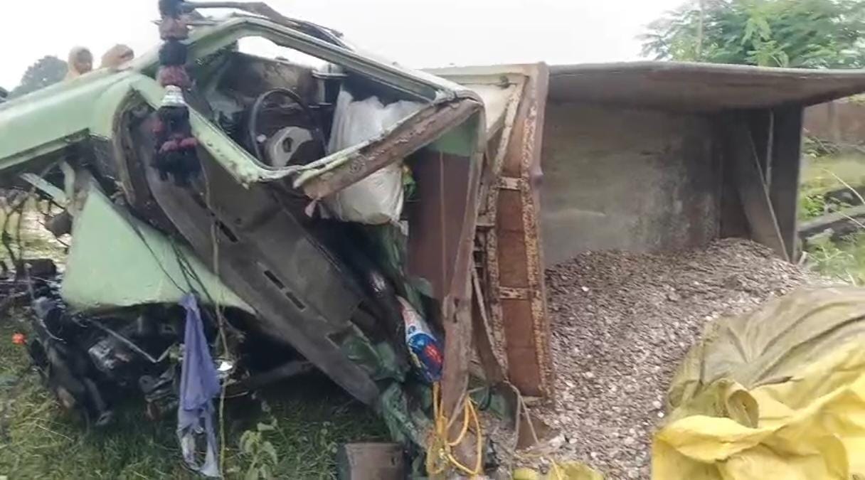 पचंबा-चित्तरडीह मुख्य मार्ग पर अभ्रक लदे 407 वाहन और कोयला ट्रक की जोरदार टक्कर, दोनों के उड़े परखच्चे