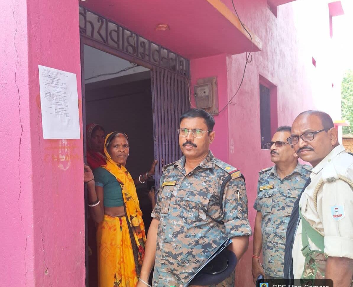 पीतीज गांव के फरार आरोपी दीपेश दांगी के घर चिपकाया गया इश्तेहार, एक माह में आत्मसमर्पण का निर्देश