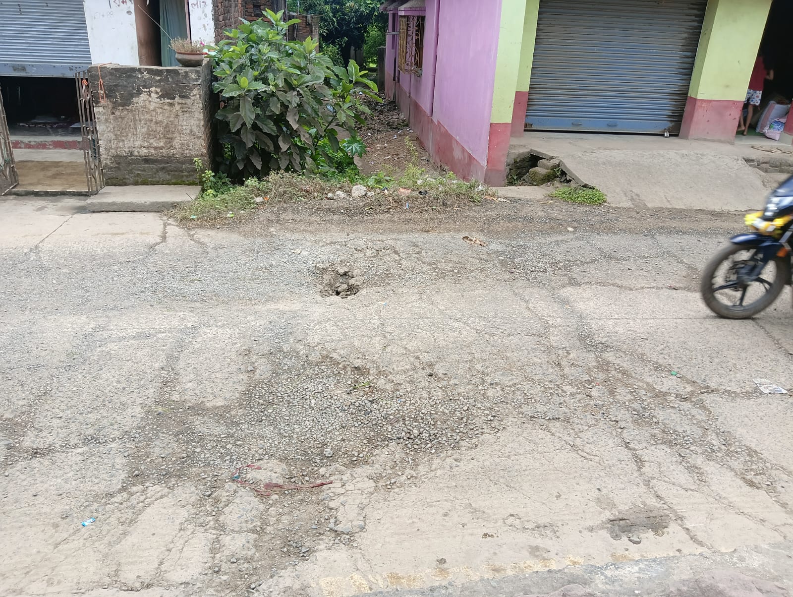 कोटालपोखर में झारखंड और पश्चिम बंगाल को जोड़ने वाली मुख्य सड़क बना जर्जर और खतरनाक