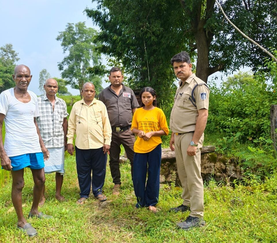 डायल 112 के जांबाज आरक्षक मोनू शर्मा की मुस्तैदीः मोबाइल न मिलने पर कुएं में कूदी नाबालिग को मौत के मुंह से निकाला बाहर