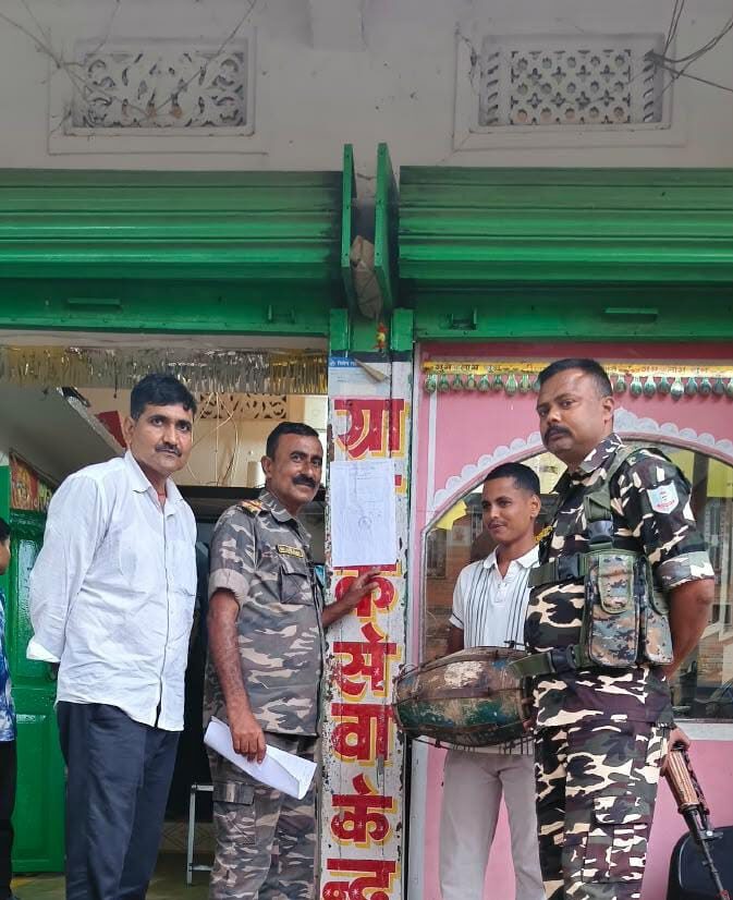 16.50 लाख रुपये की ठगी और शादी का झांसा देकर शारीरिक शोषण के आरोपी सोनू केशरी के घर राजपुर पुलिस ने चिपकाया इश्तेहार