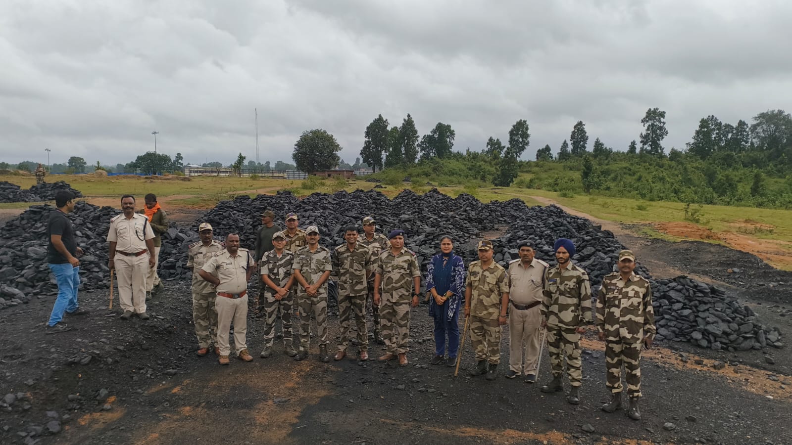 फूलबसिया साइडिंग के पास सीआईएसएफ की बड़ी कार्रवाई, 200 टन अवैध कोयला जब्त