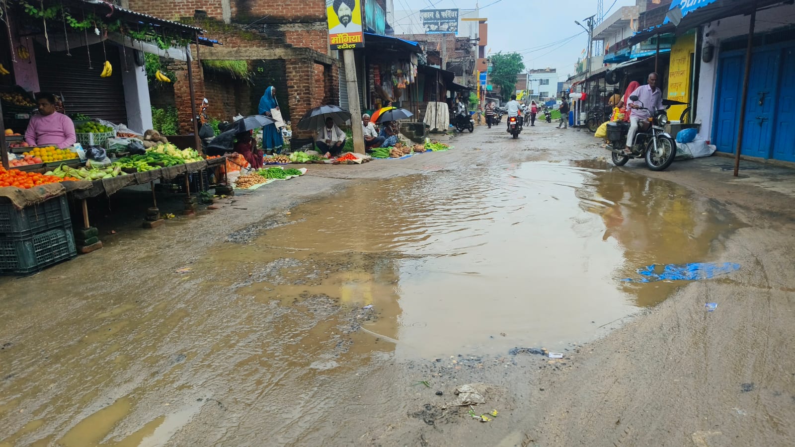 राजपुर बाजार में सड़क पर जल जमाव से राहगीर परेशान