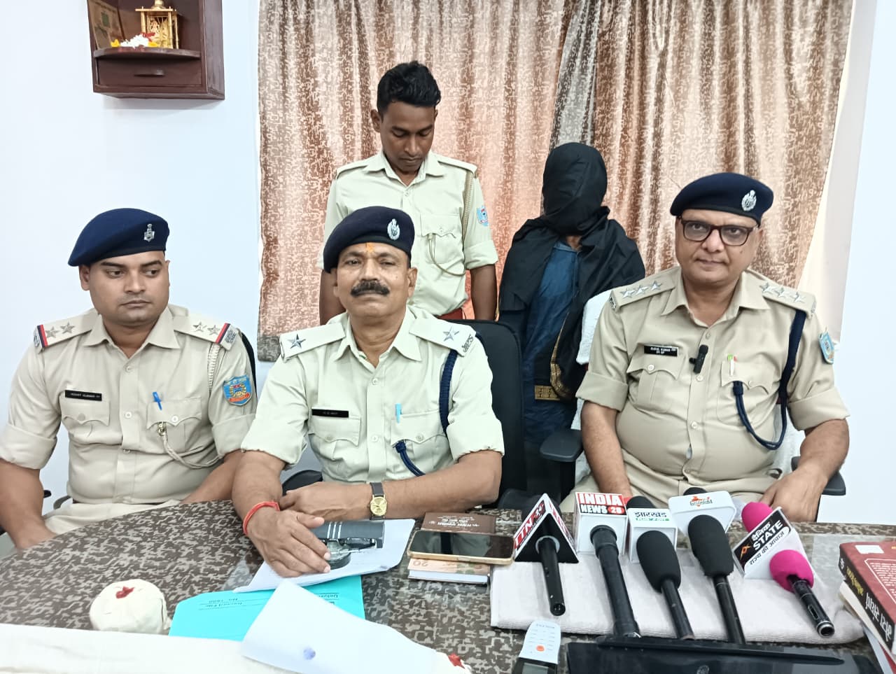 बोरियो में युवक की कुल्हाड़ी मारकर हत्या, पुलिस ने त्वरित कार्रवाई कर आरोपी को हथियार समेत किया गिरफ्तार