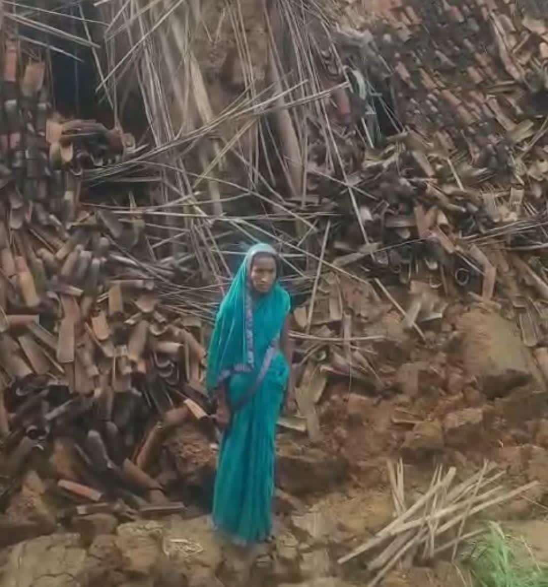 मूसलाधार बारिश ने छीना गरीब का आशियाना, जर्जर कमरे में कट रही जिंदगी