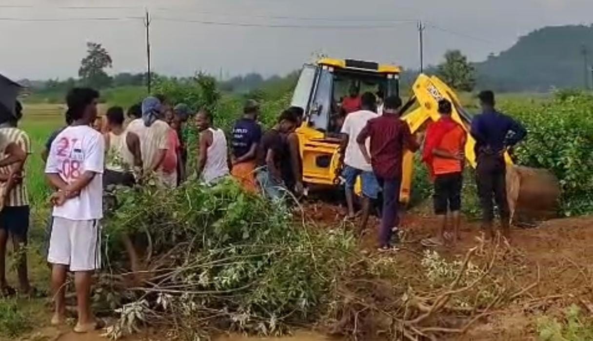 आवागमन की समस्या का ग्रामीणों ने खुद निकाला रास्ता, रैयती जमीन देकर शुरू कराया सड़क निर्माण