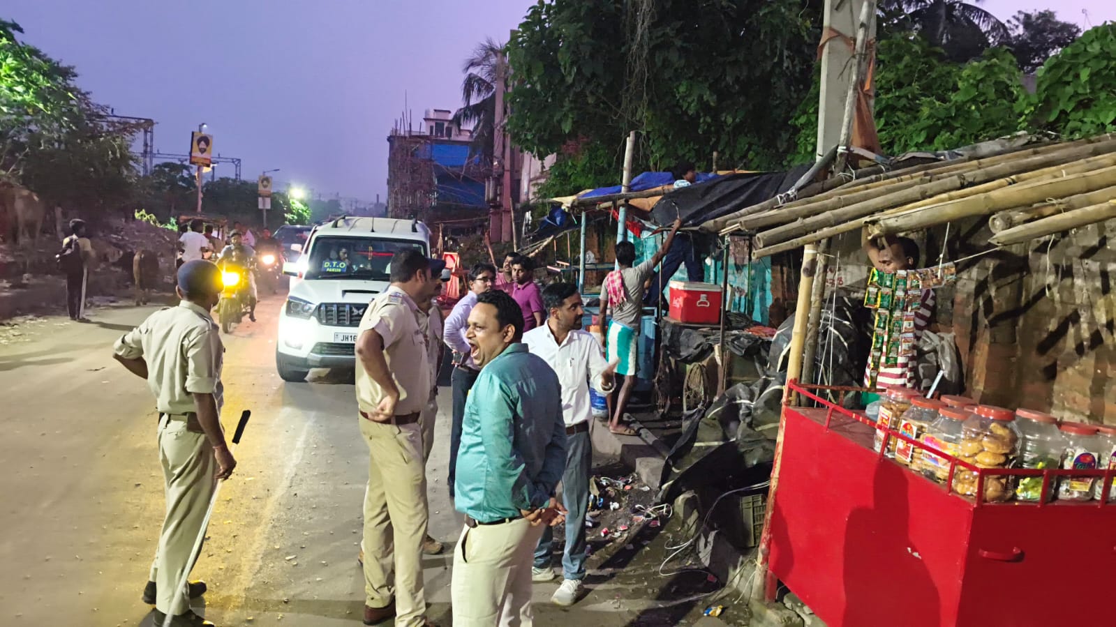 पाकुड़ में अवैध पार्किंग एवं अतिक्रमण के विरुद्ध परिवहन विभाग का विशेष अभियान, 10-15 टोटो जब्त