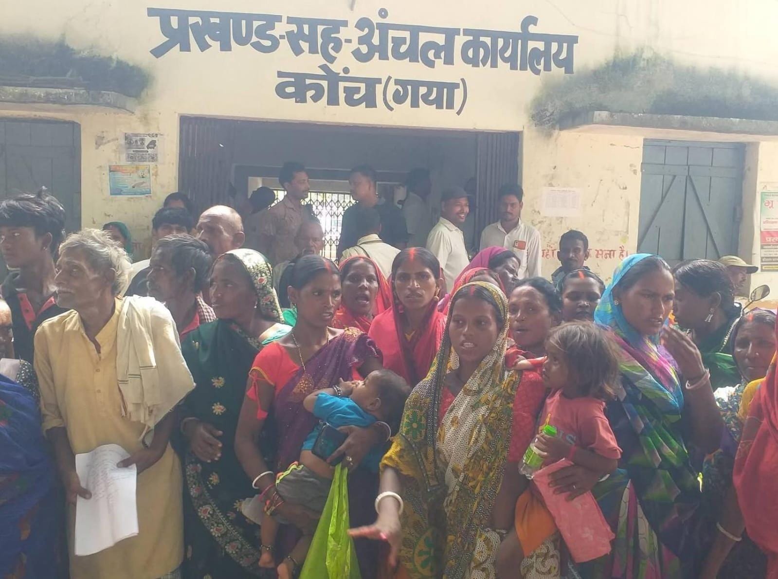 पीएम आवास योजना में भ्रष्टाचार के आरोपों से घिरा कोंच प्रखंड, फरियाद लेकर पहुंचीं महिलाएं बीडीओ के इंतजार में लौटीं बापस