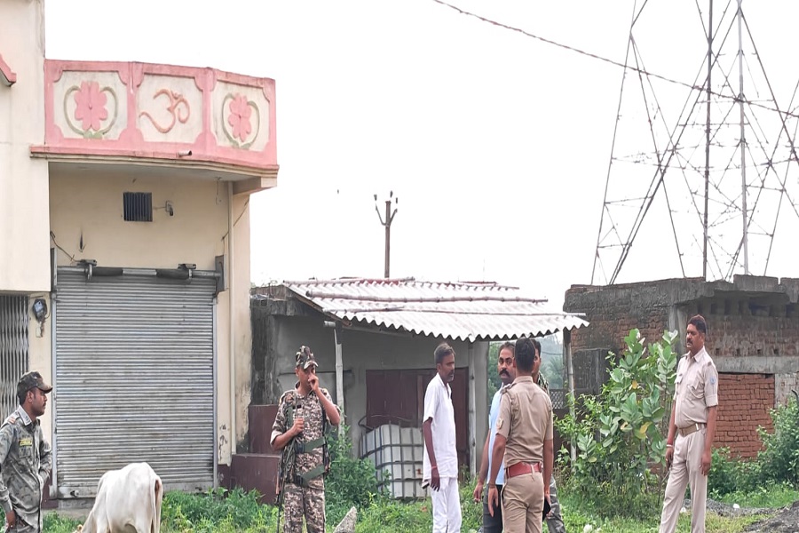 दुमका में अवैध मिनी गन फैक्ट्री का भंडाफोड़, लेथ मशीन समेत कई उपकरण जब्त; संचालक फरार