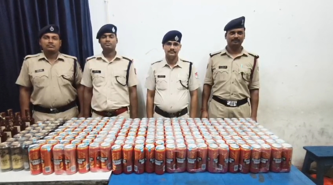 धनबाद स्टेशन पर आरपीएफ की बड़ी कार्रवाई, ट्रेन से 130 लीटर अवैध शराब और बीयर जब्त