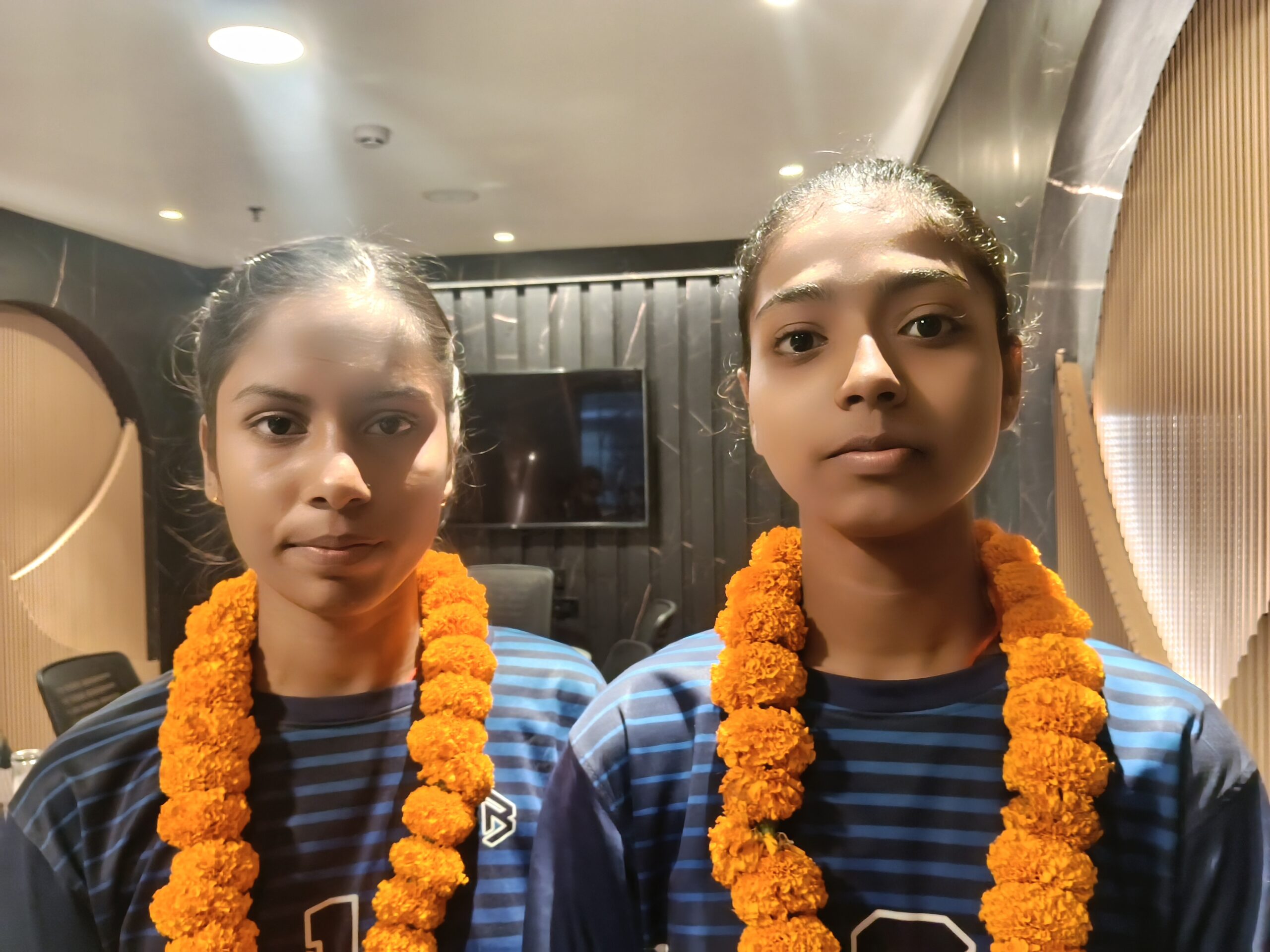सीमित साधनों से राष्ट्रीय टीम तक पहुंचीं देवघर की मुस्कान और मौसम, वॉलीबॉल में रचा इतिहास