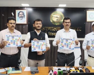 जमशेदपुर में अबुआ मित्र WhatsApp चैटबॉट सेवा का शुभारंभ करते उपायुक्त राजीव रंजन