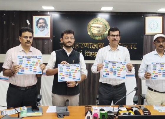 जमशेदपुर में अबुआ मित्र WhatsApp चैटबॉट सेवा का शुभारंभ करते उपायुक्त राजीव रंजन