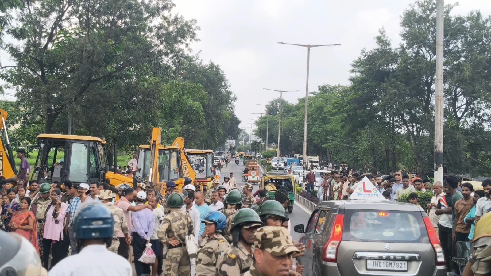 बिरसा चौक में अतिक्रमण हटाने पहुंची प्रशासनिक टीम और महिलाओं के बीच झड़प, पुलिस ने किया लाठीचार्ज