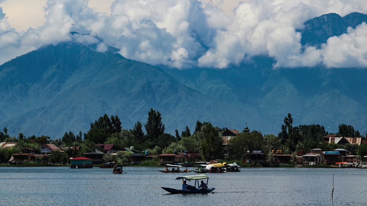 श्रीनगर में मुंबई के नागरिक की जमीन खरीद पर सियासी बवाल, डोमिसाइल कानूनों पर उठे सवाल