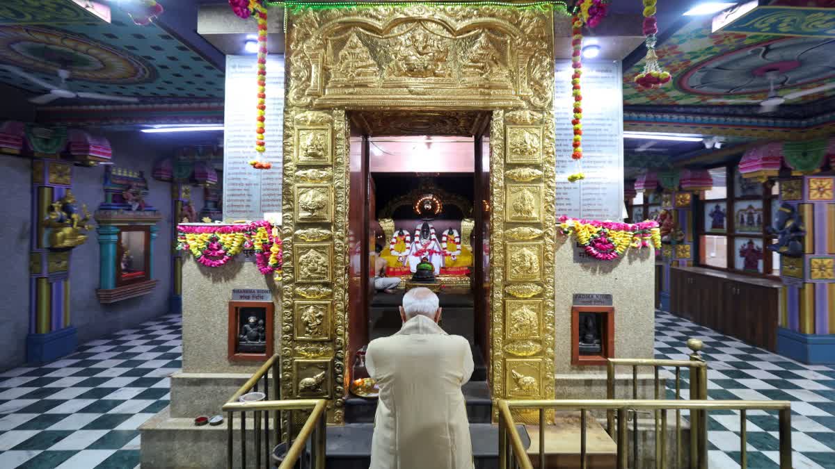 पीएम मोदी की जनसेवा के 25 साल पूरे, मंदिर में पूजा कर देश सेवा का वादा दोहराया, नेताओं की बधाई का लगा तांता