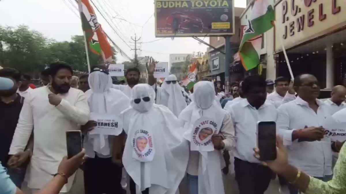 ज्ञानेश कुमार के खिलाफ रांची में कांग्रेस का अनोखा प्रदर्शन, ‘कटे वोटरों’ को ‘भूत’ बनाकर जताया विरोध