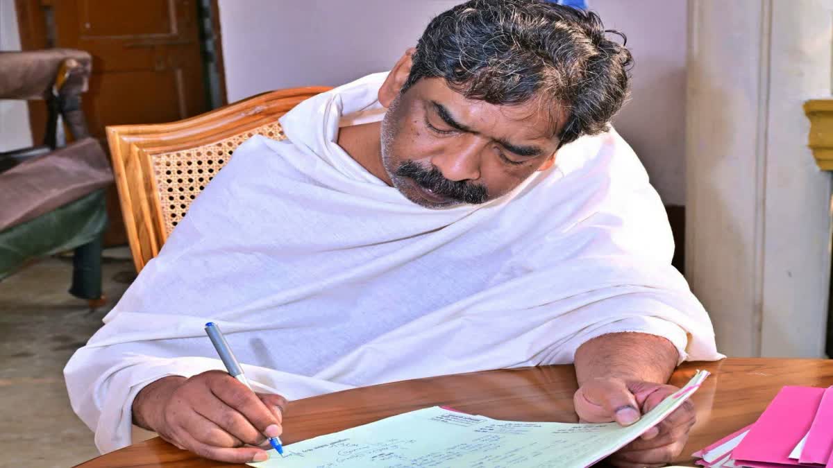 मां के निधन के शोक के बीच हेमंत सोरेन ने संभाला राजकाज, नेमरा आवास से निपटाईं जरूरी फाइलें