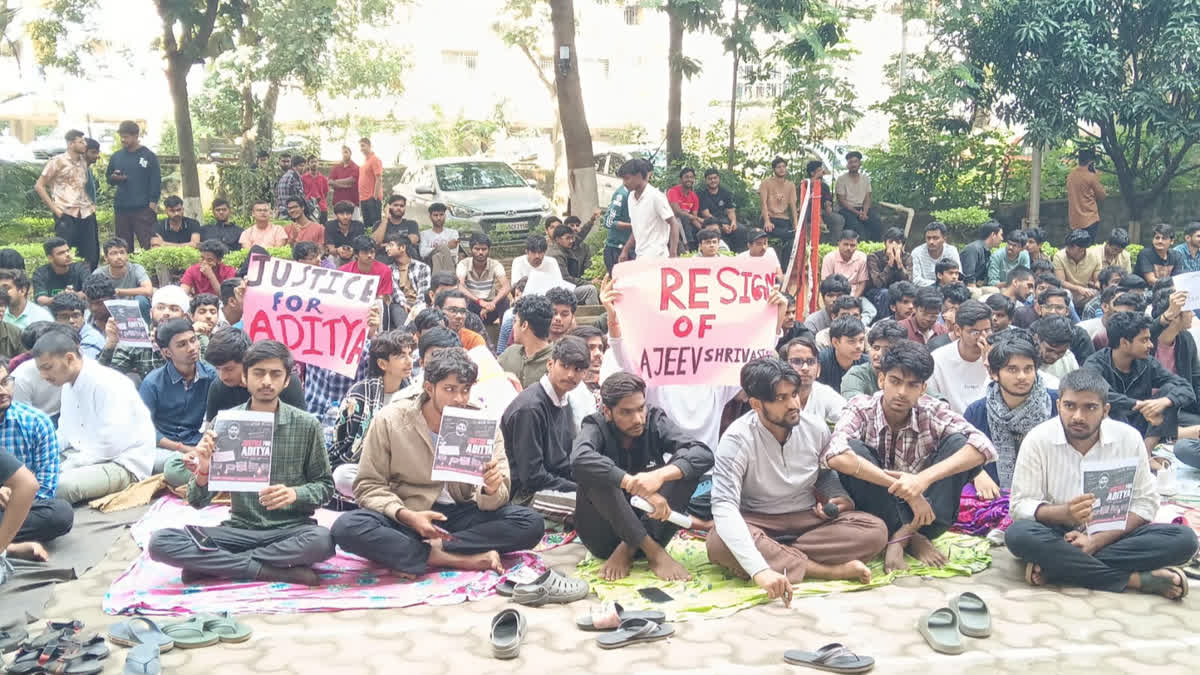 IIIT रांची में छात्र की संदिग्ध मौत के बाद भड़का आक्रोश: रातभर धरने पर बैठे विद्यार्थी, खेलगांव चौक जाम कर निदेशक के इस्तीफे की मांग