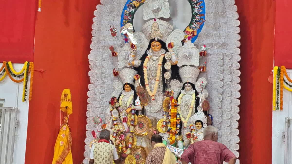 पलामू की दुर्गाबाड़ी में सोने-चांदी के आभूषणों से सजा मां दुर्गा का दरबार, 112 साल पुरानी है परंपरा